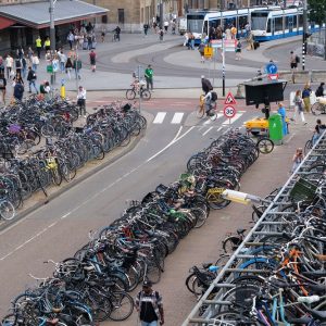Duży parking rowerowy w Amsterdamie
