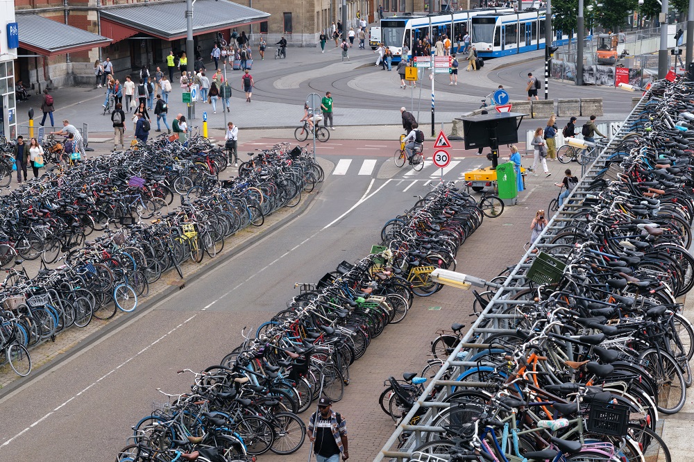 Duży parking rowerowy w Amsterdamie