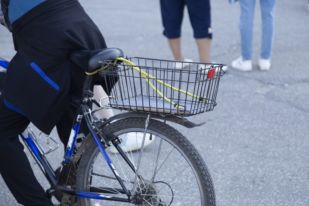 Koszyk zamontowany z tyłu roweru