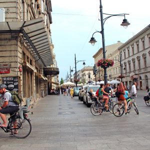 Stare miasto w Łodzi, z dużą liczbą rowerzystów