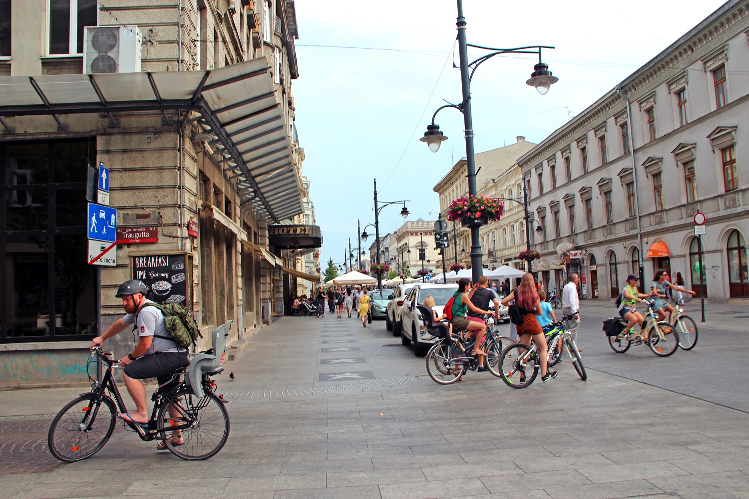 Stare miasto w Łodzi, z dużą liczbą rowerzystów
